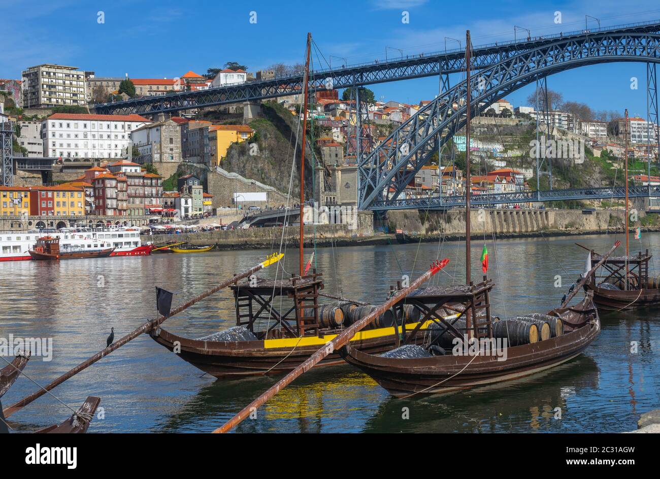 Barche tradizionali sul fiume Douro a Porto Foto Stock