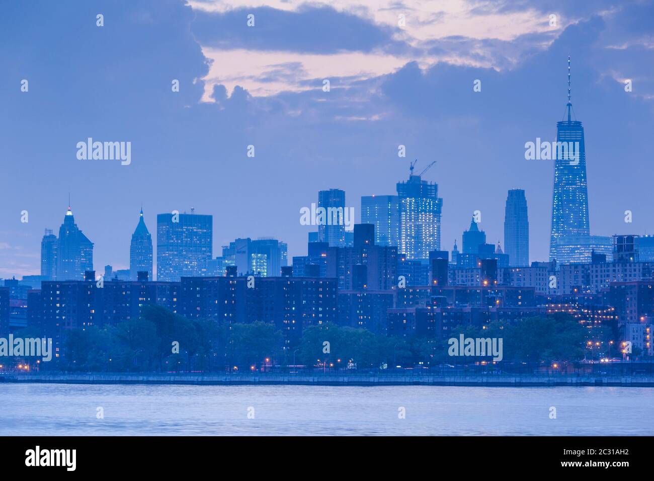 Vista panoramica della città al tramonto, Brooklyn-Williamsburg, Lower Manhattan, New York City, New York, USA Foto Stock