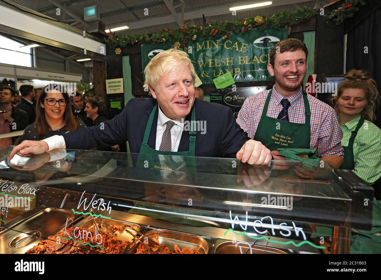 Primo Ministro Boris Johnson alla Fiera invernale reale del Galles il 25 novembre 2019. Boris Johnson fa una passeggiata con Brecon e Radnor coso Foto Stock