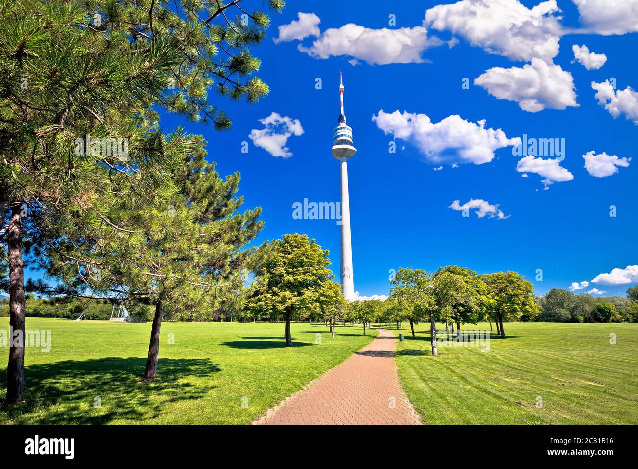 Donaupark paesaggio passerella e Donauturm torre vista a Vienna Foto Stock