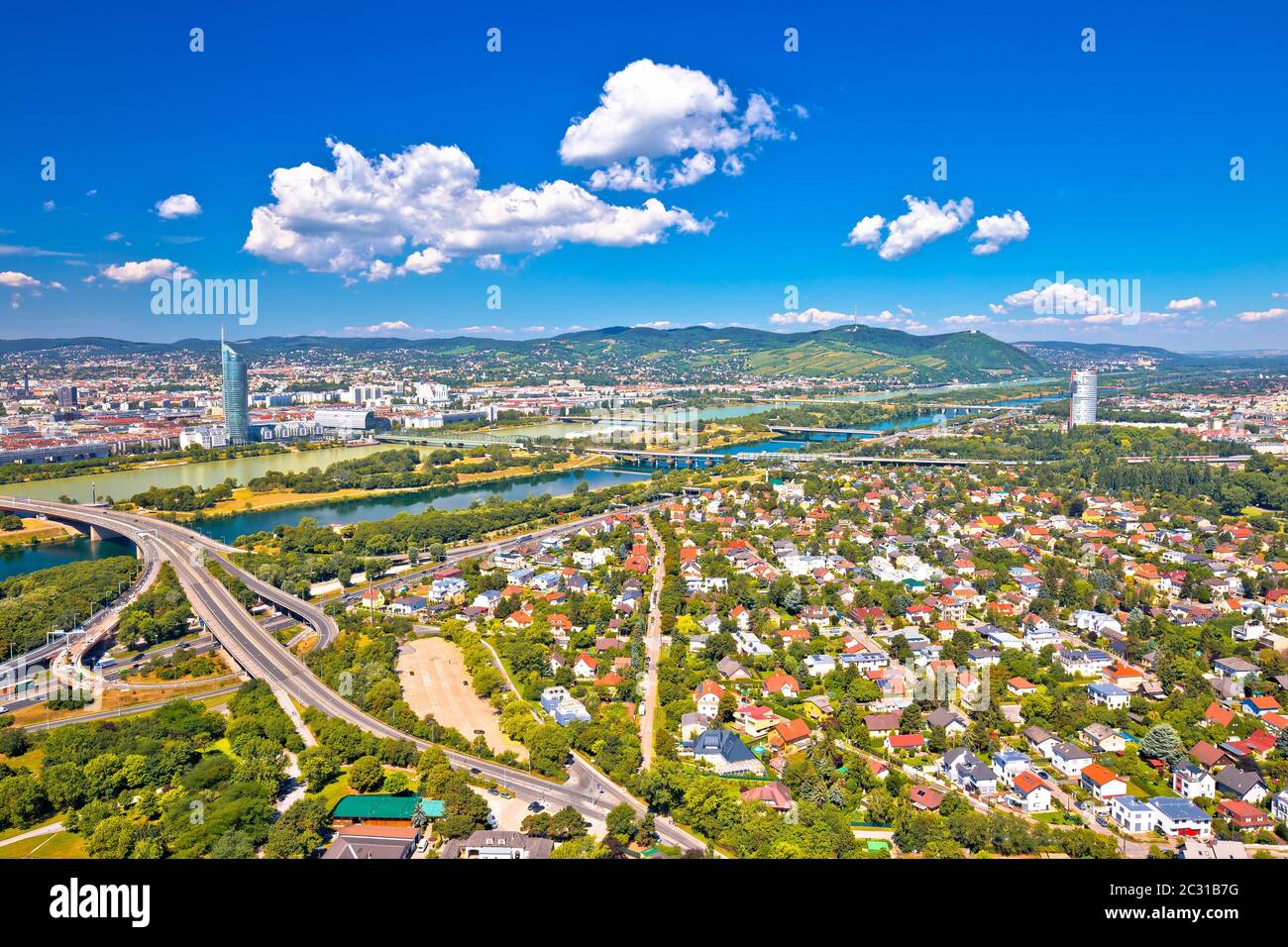 Vienna. Vista aerea del paesaggio urbano del nord di Vienna e del Danubio Foto Stock