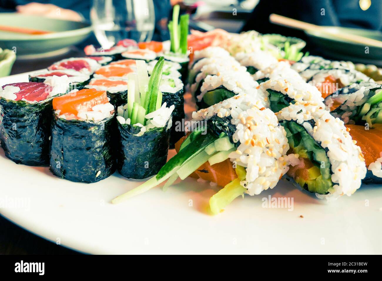 Sushi giapponese in un ristorante a pranzo, cucina asiatica Foto Stock
