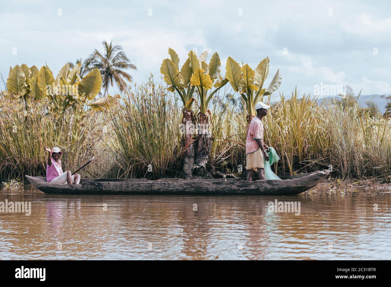 Pescatori malgasci che pescano sul fiume, Madagascar Foto Stock