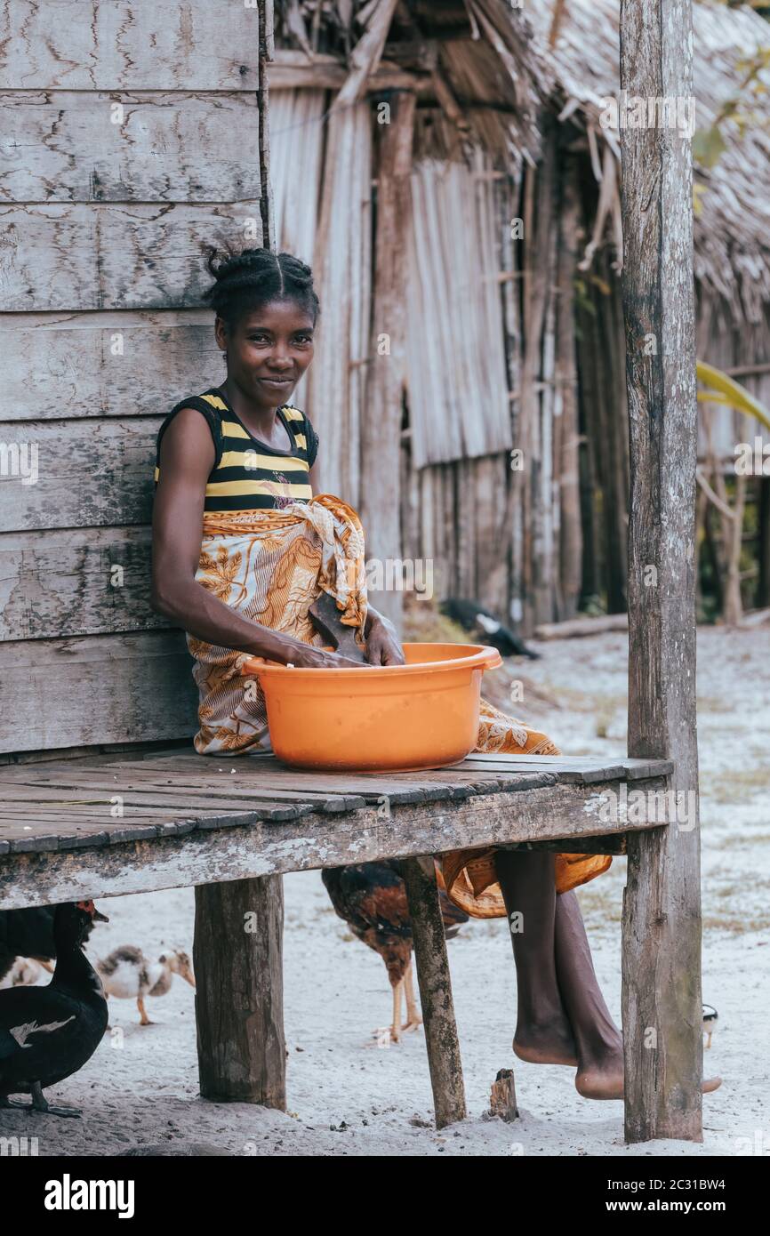 Donna malgascio lavaggi piatti, Madagascar campagna Foto Stock