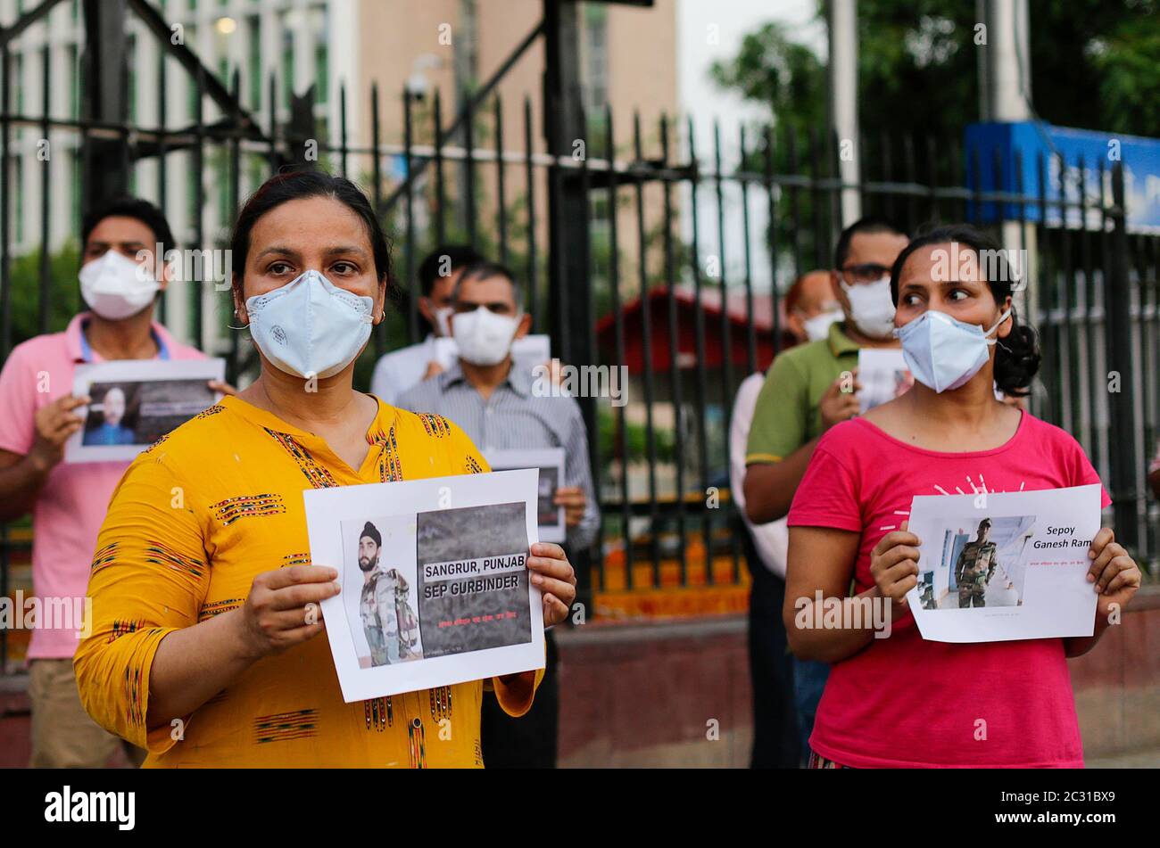 Medici di tutto l'India Istituto di Scienze Mediche (AIIMS) gesto tenere cartelli come rendere un omaggio ai soldati che hanno perso la vita a seguito dei recenti scontri tra India e Cina durante una manifestazione anti-Cina fuori AIIMS ospedale a Nuova Delhi. Secondo i media indiani, venti membri dell'esercito indiano, compreso un colonnello, sono stati uccisi durante gli scontri con le truppe cinesi nella regione orientale del Ladakh. Foto Stock