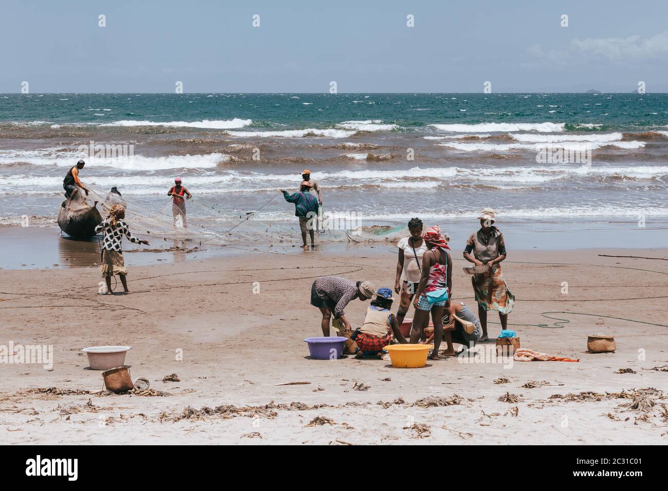 Nativo di pescatori malgasci pesca sul mare, Madagascar Foto Stock