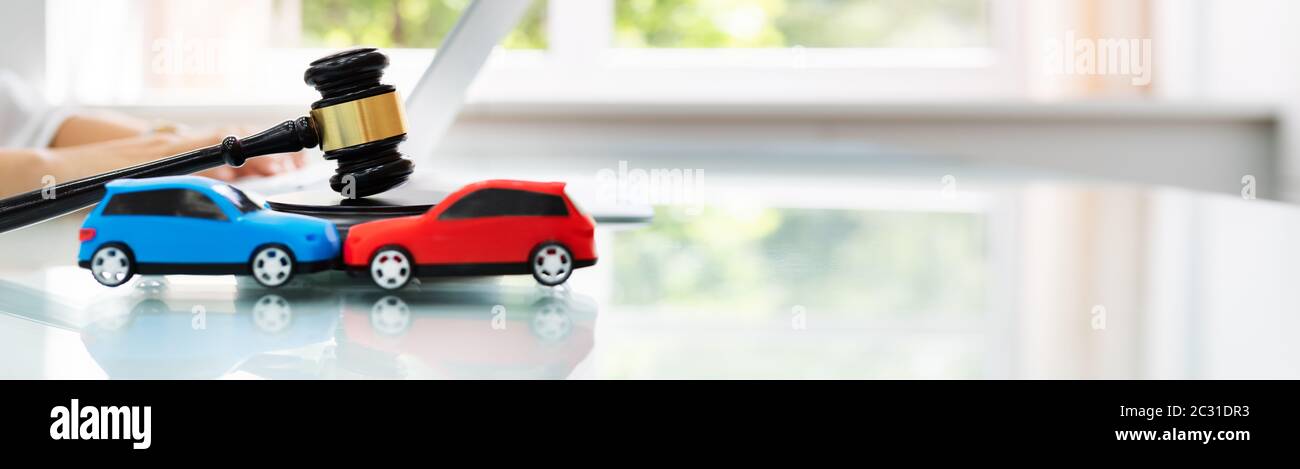 Legge di assicurazione contro la responsabilità per danni causati da incidenti stradali. Avvocato con Gavel Foto Stock