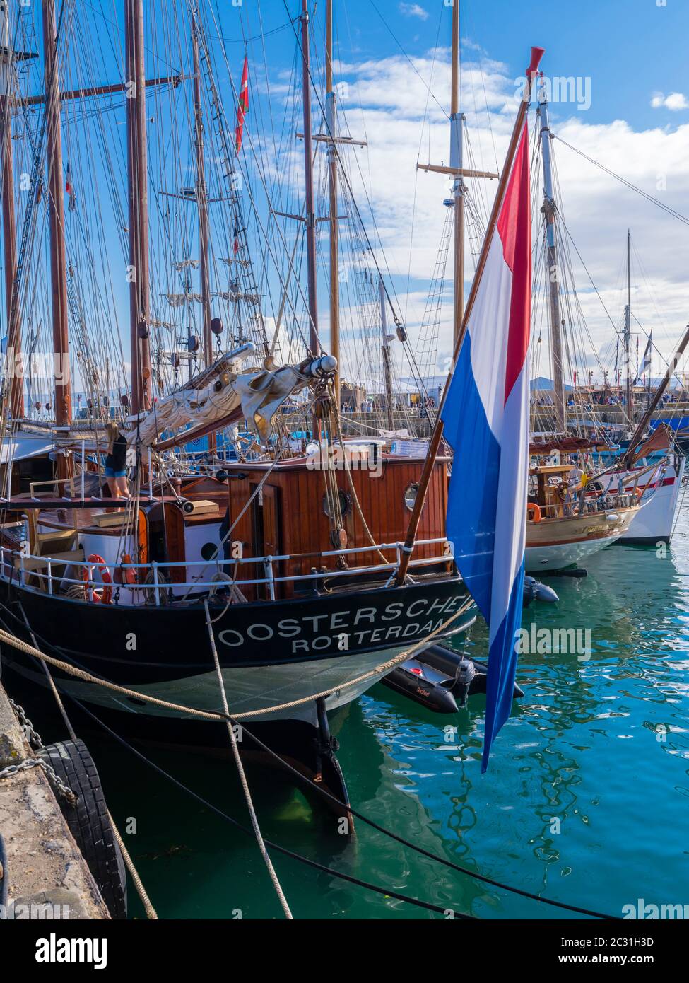 Navi alte nel porto di Rosmeur nella città di Douarnenez, Finistere, Bretagna, Francia Foto Stock