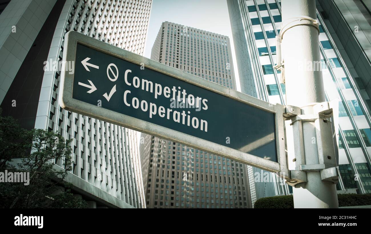 Un cartello stradale la cooperazione rispetto ai concorrenti Foto Stock