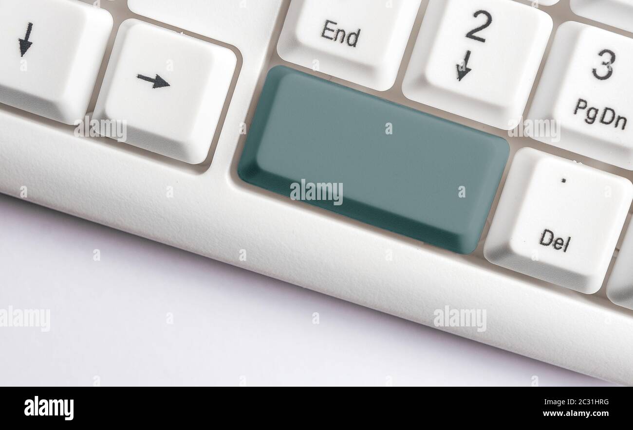 Tastiera PC bianca con nota vuota sopra lo spazio per la copia dei tasti  bianchi Foto stock - Alamy