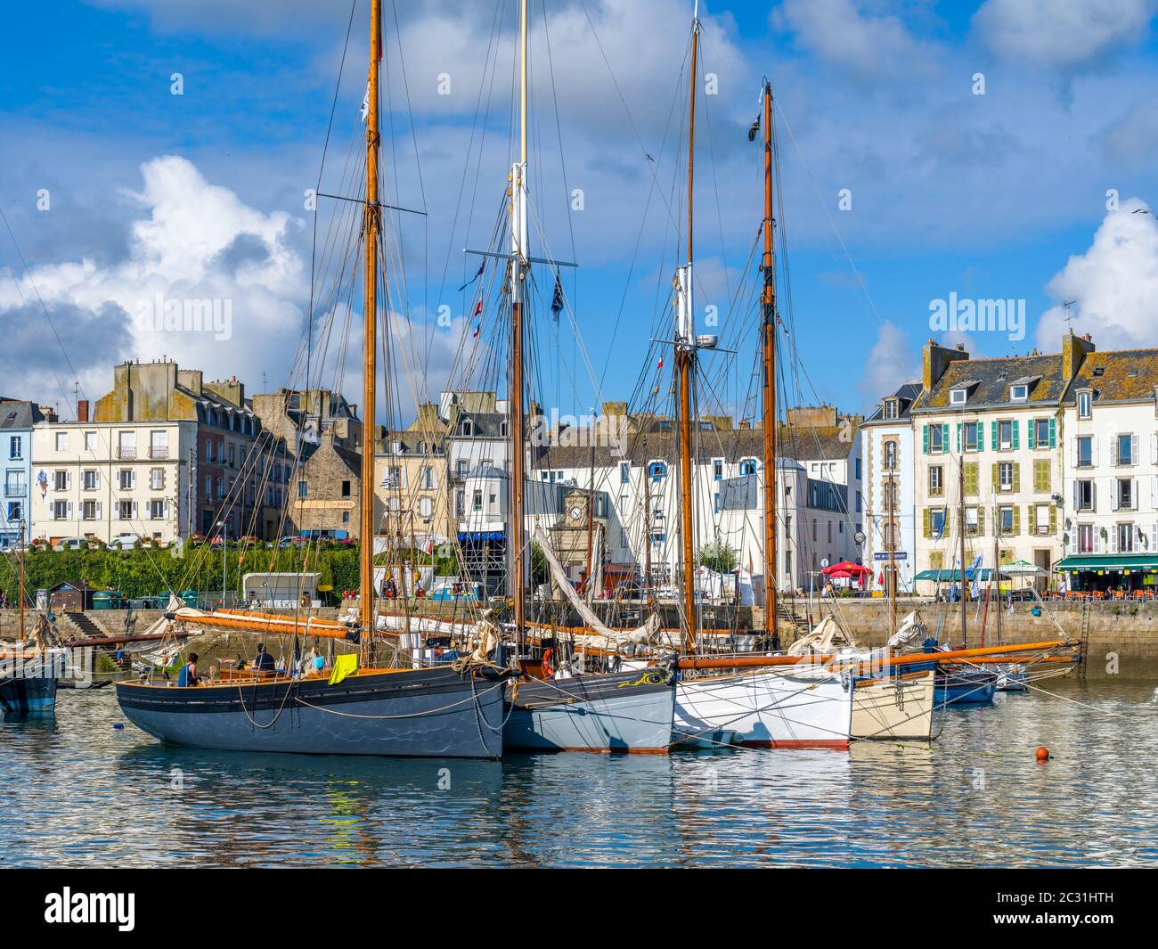 Navi alte nel porto di Rosmeur nella città di Douarnenez, Finistere, Bretagna, Francia Foto Stock