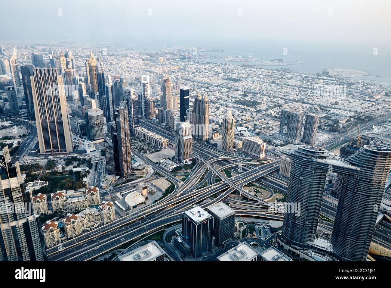 In cima al Burj Khalifa, il paesaggio urbano di Dubai Foto Stock