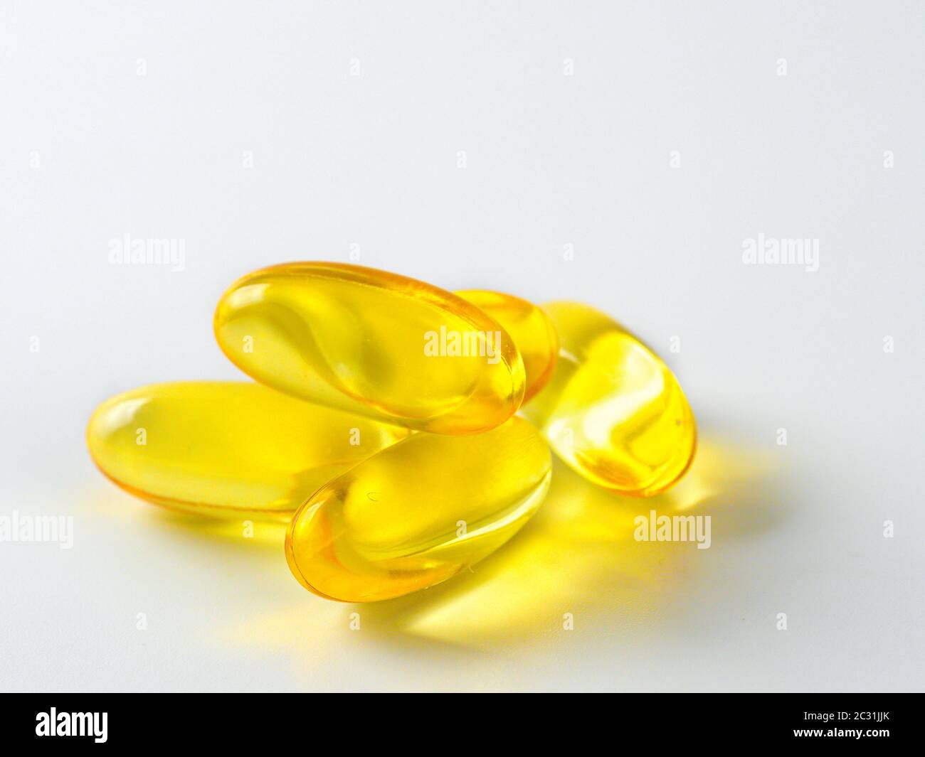 Omega 3 capsule di olio di pesce isolate su bianco Foto Stock