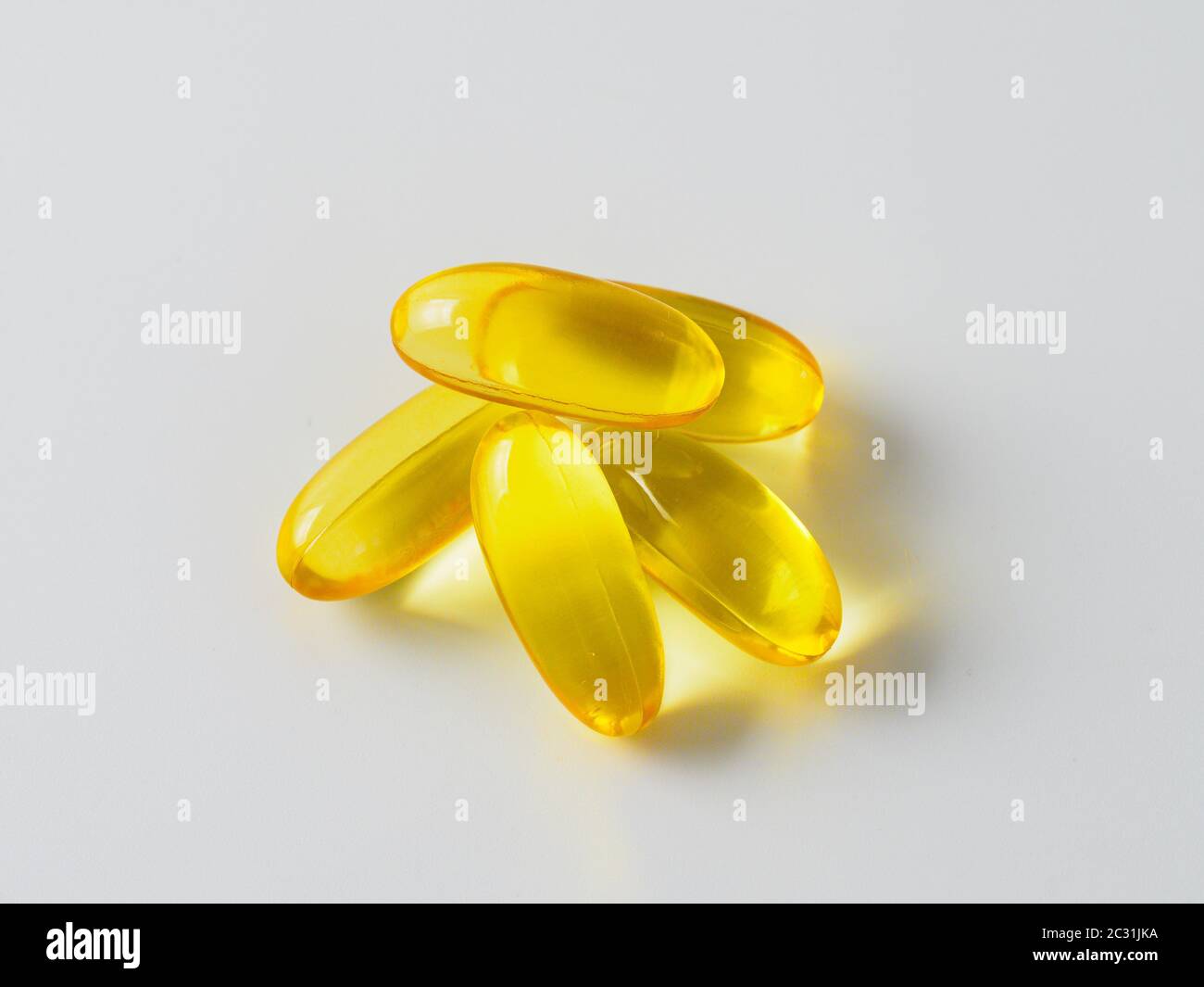 Omega 3 capsule di olio di pesce isolate su bianco Foto Stock