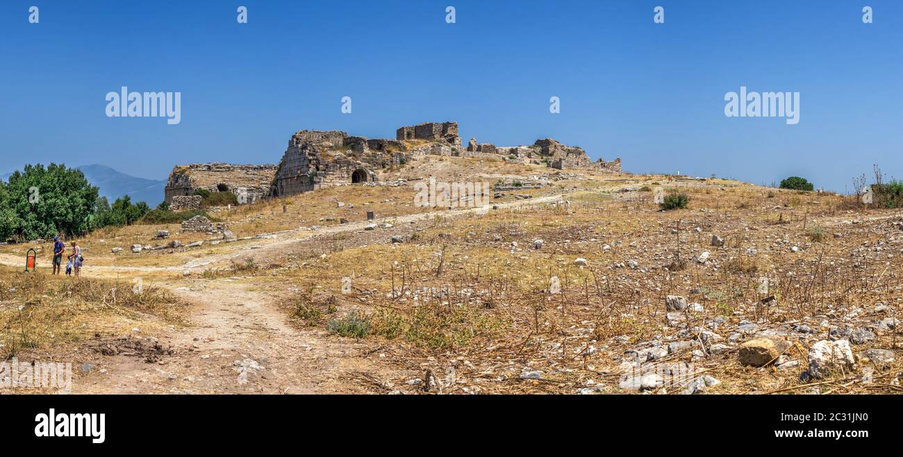 Antica città greca Miletus sulla costa occidentale dell'Anatolia, Turchia, in una giornata estiva soleggiata Foto Stock