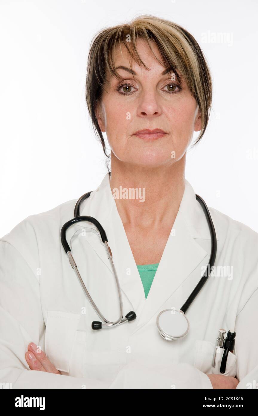 Ritratto frontale testa-e-spalle di una dottoressa in cappotto bianco e stetoscopio intorno al suo collo isolato contro sfondo bianco che guarda serious Foto Stock