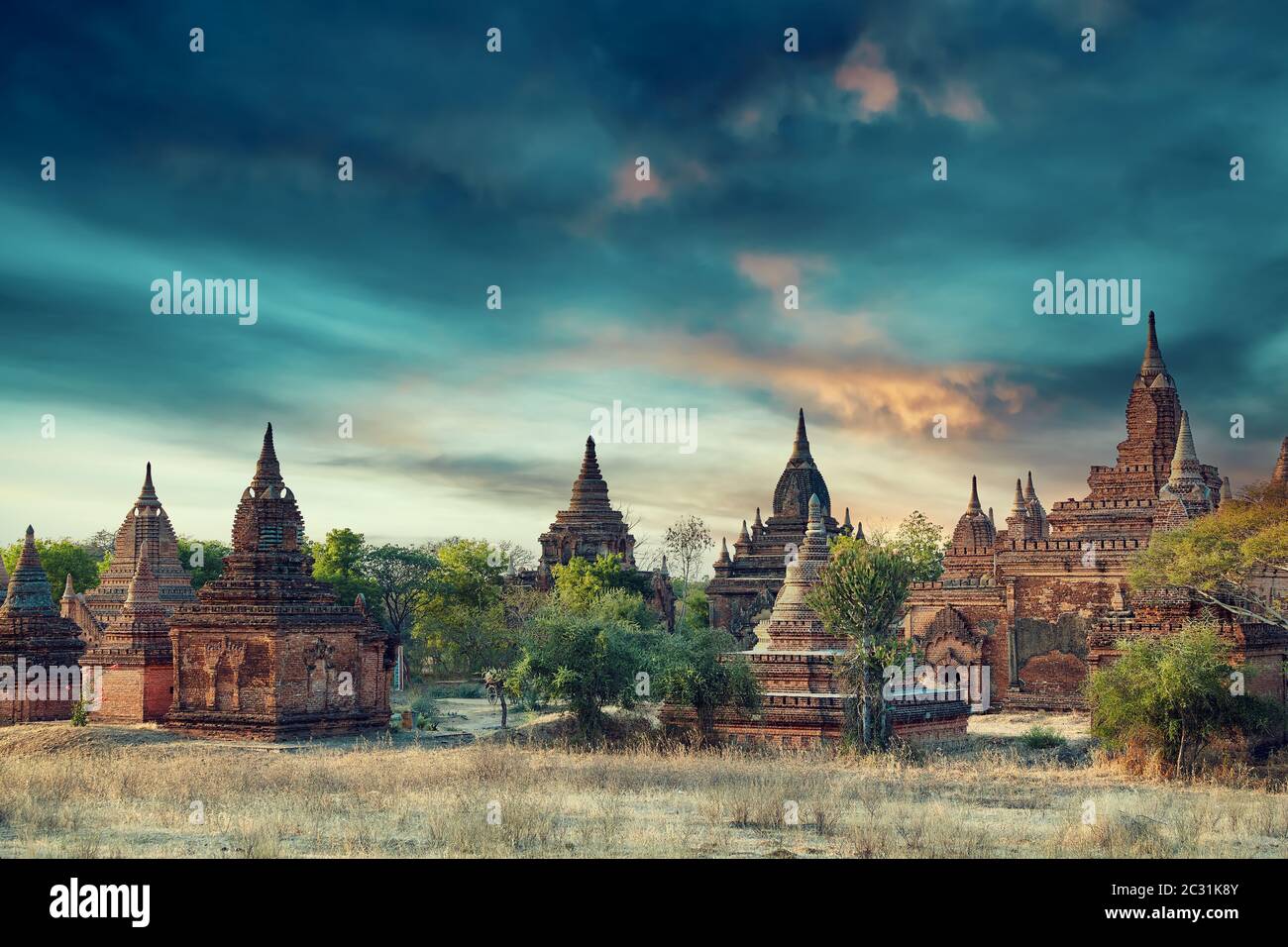 Gruppo di pagode antiche al mattino a Old Bagan, Myanmar Foto Stock