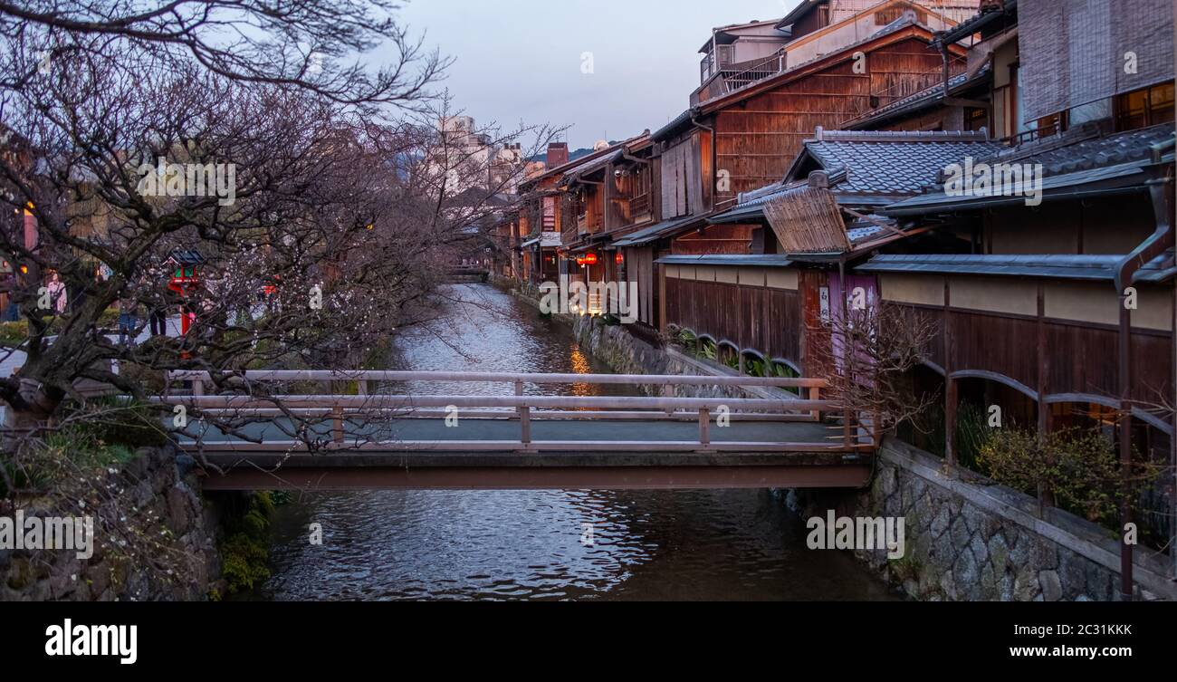 Vista degli edifici tradizionali di Gion da un piccolo ruscello, Kyoto, Giappone. Foto Stock