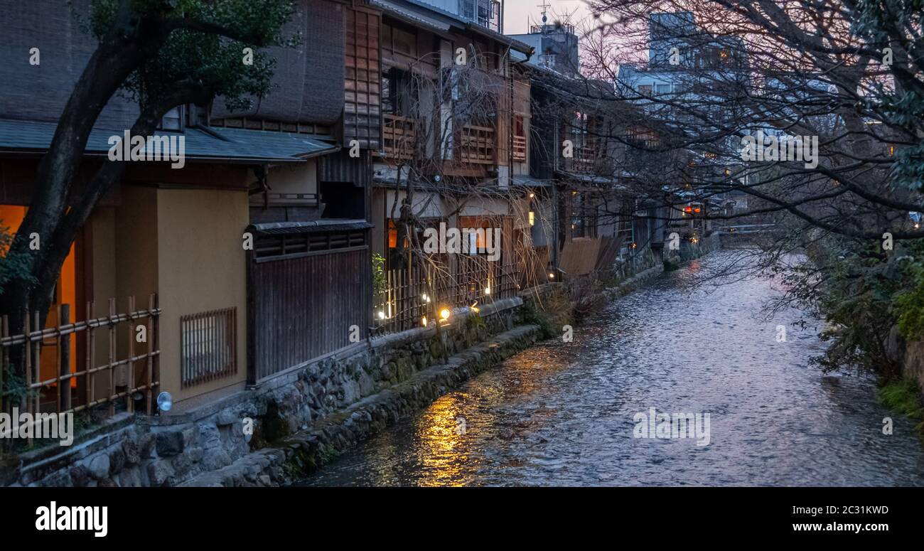 Vista degli edifici tradizionali di Gion da un piccolo ruscello, Kyoto, Giappone. Foto Stock