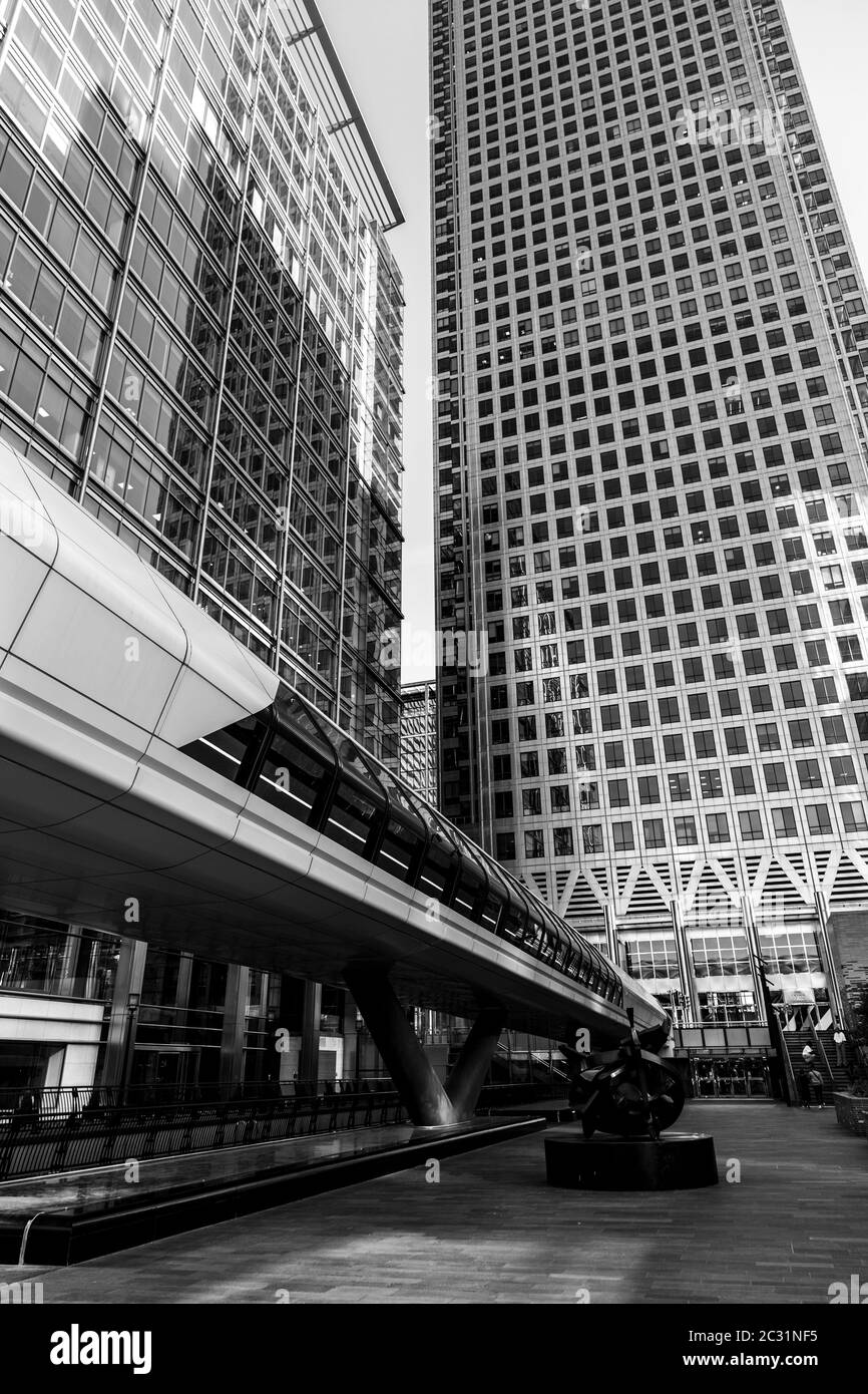 Grattacieli e Adams Plaza Bridge presso la stazione crossrail di Canary Wharf, Londra, Regno Unito Foto Stock