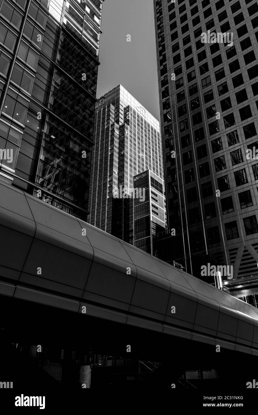 Grattacieli e Adams Plaza Bridge presso la stazione crossrail di Canary Wharf, Londra, Regno Unito Foto Stock