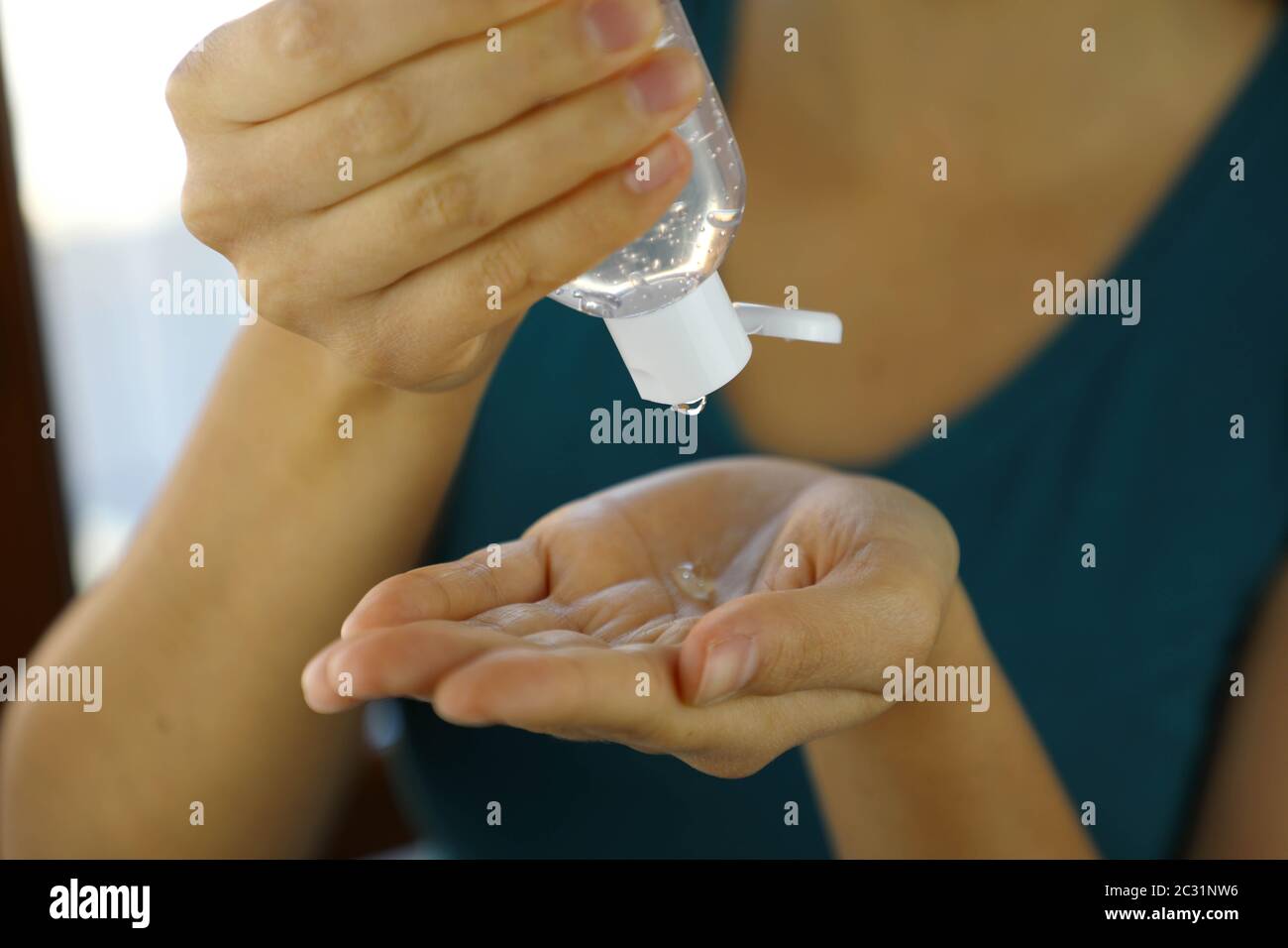 COVID-19 Pandemic Coronavirus Close Up Woman tenitore a mano Sanitizer alcol gel Dispenser contro 2019-nCoV. Antisettico, Hygiene e Healthcare concep Foto Stock