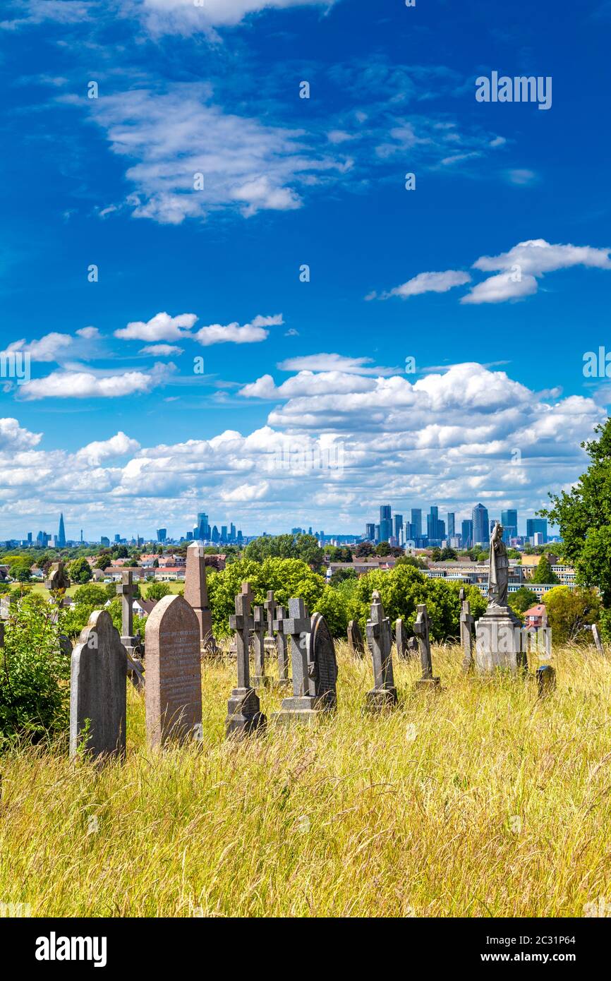 Lapidi che si affacciano sullo skyline di Londra al Greenwich Cemetery, Londra, Regno Unito Foto Stock