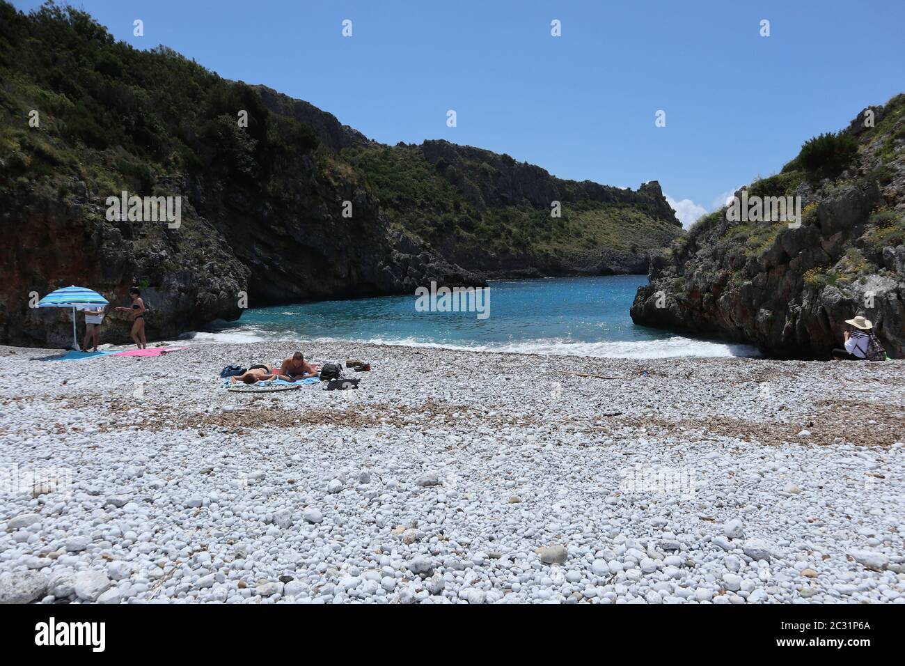 Marina di Camerota - Turisti alla spiaggia di Cala Bianca Foto Stock