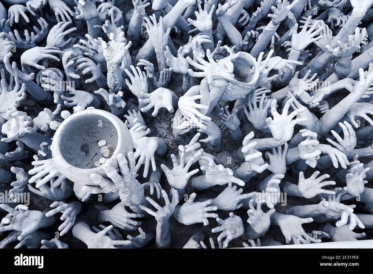 Le mani dall'inferno in Wat Rong Khun Foto Stock