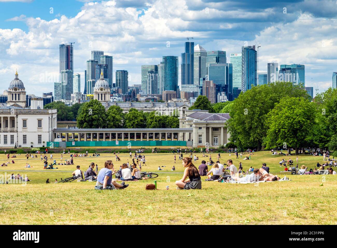 Picnic social a Greenwich Park con viste panoramiche di Canary Wharf, Londra, Regno Unito Foto Stock