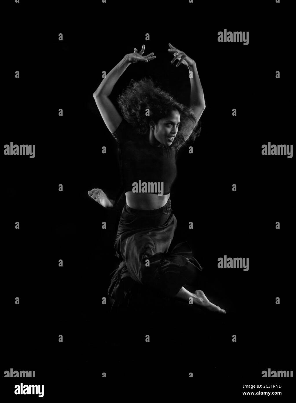 Donna danzante su sfondo nero Foto Stock