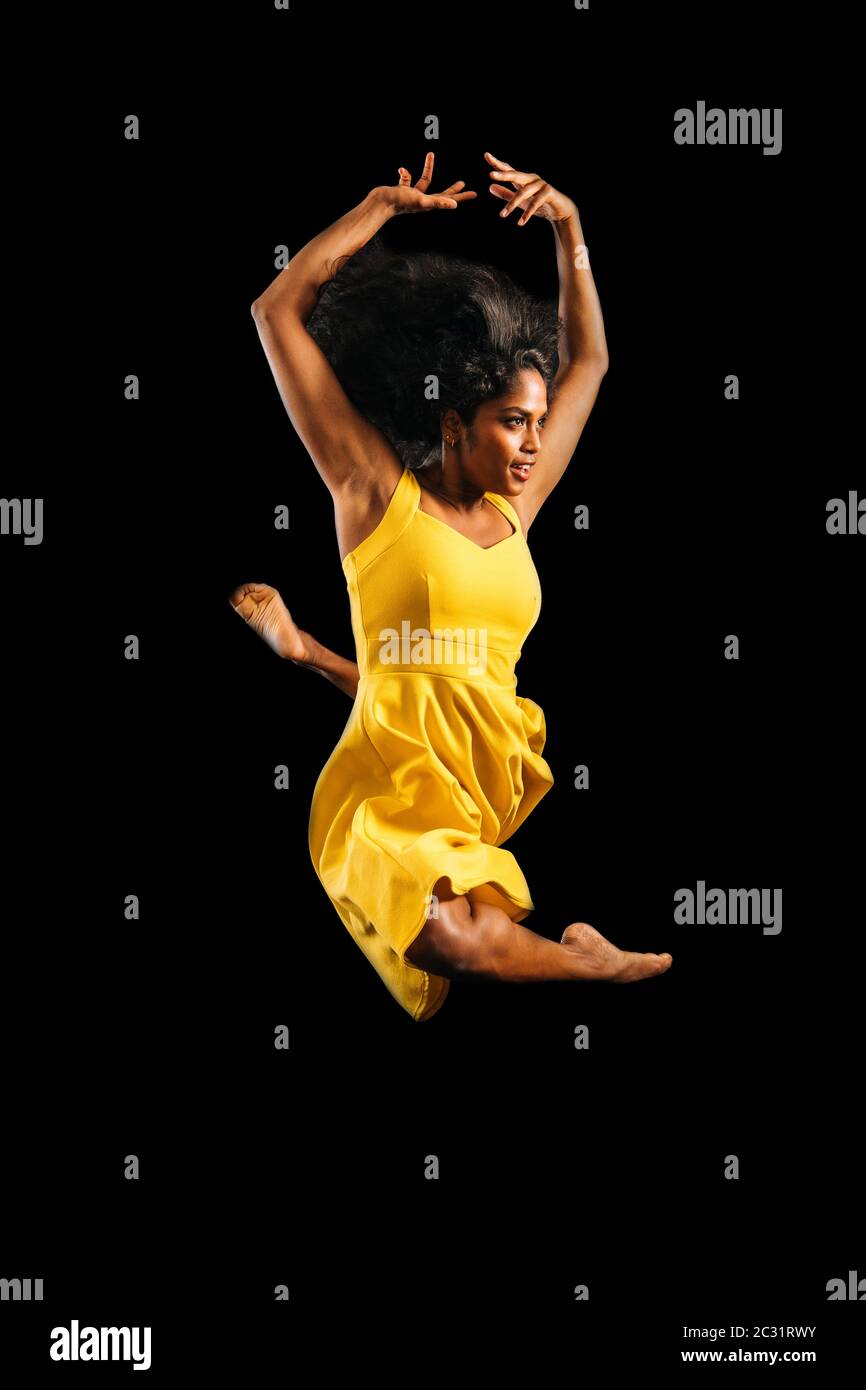 Ritratto di ballerina in abito giallo Foto Stock
