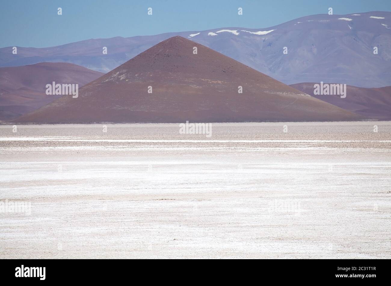 Cono de Arita nel Salar di Arizaro alla Puna de Atacama, Argentina. Salar di Arazaro è una grande salina delle Ande nel nord-ovest Argentina e. Foto Stock