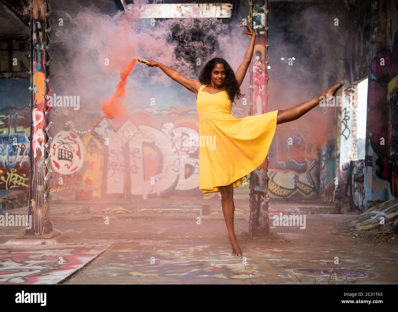 Donna danzante in abito giallo Foto Stock