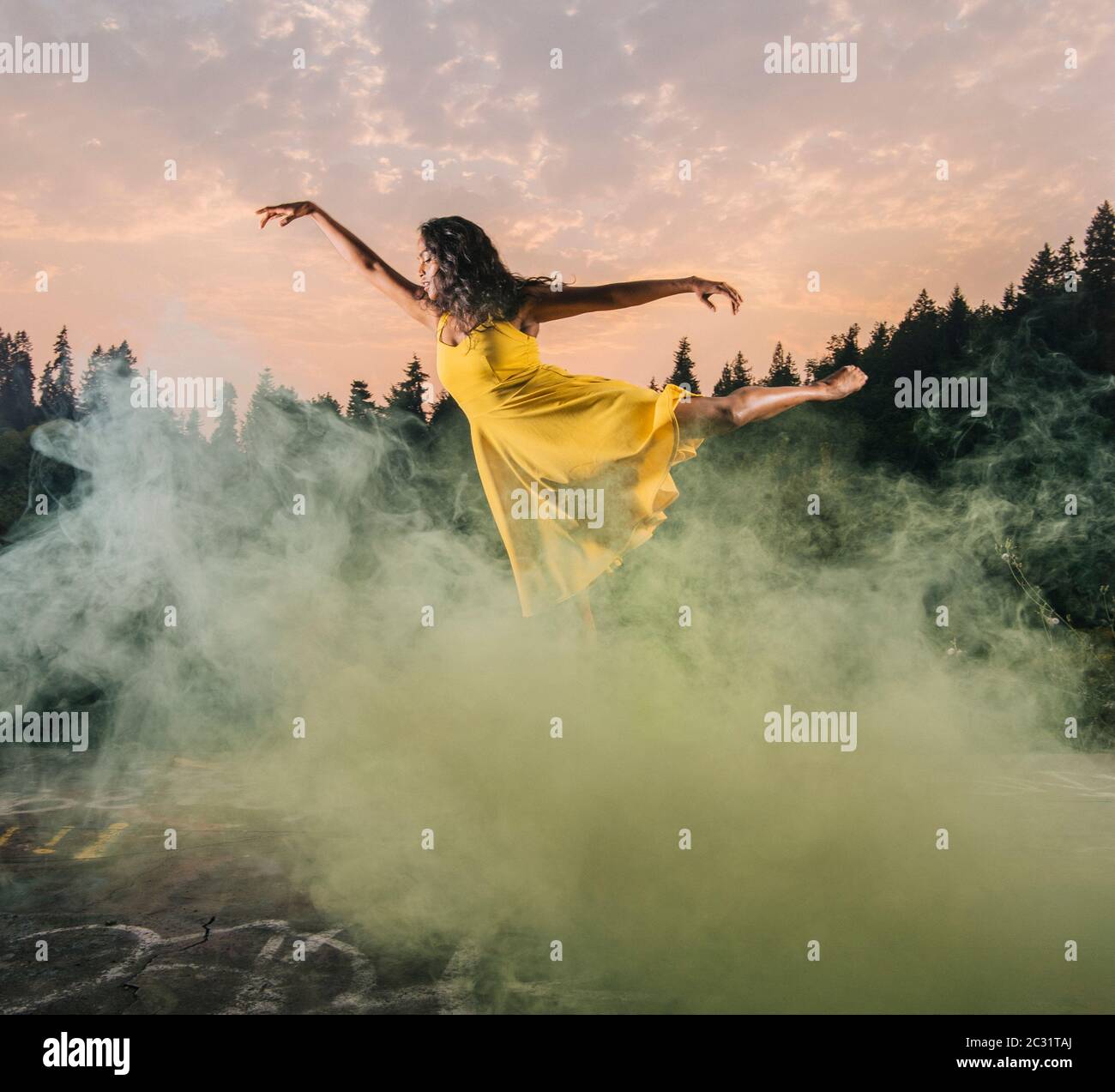 Donna che balla tra nebbia, Bainbridge Island, Washington, USA Foto Stock