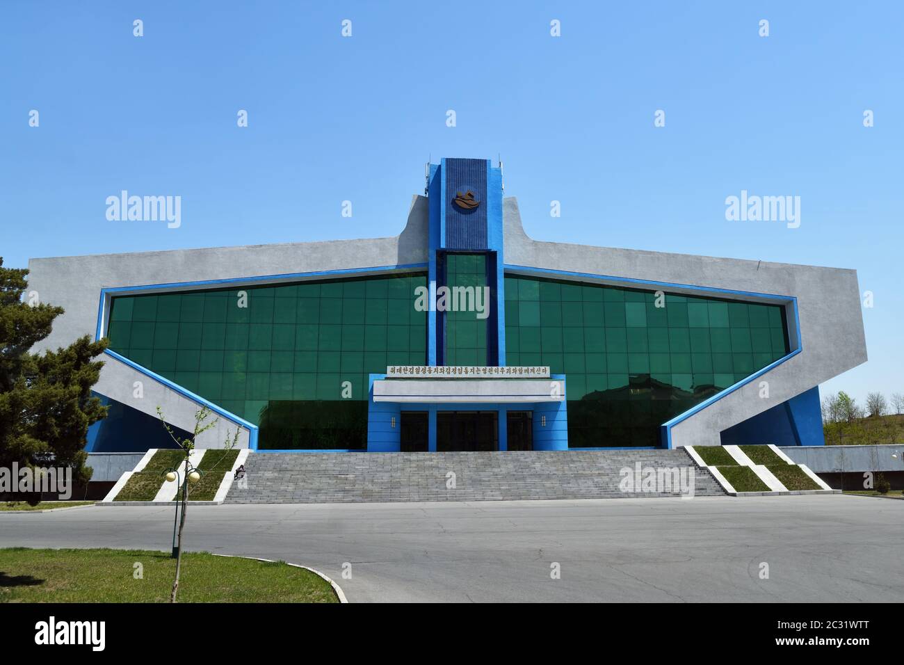 Corea del Nord, Pyongyang - 1 maggio 2019: Vista sulla costruzione di un moderno complesso sportivo in una zona residenziale di Pyongyang Foto Stock
