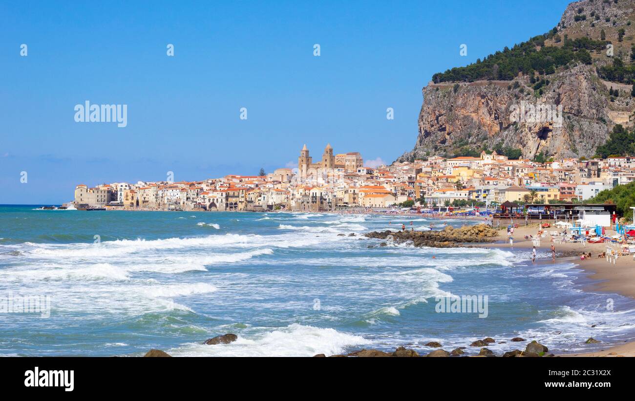 Vista sulla città costiera di Cefalù, Sicilia, Italia Foto Stock