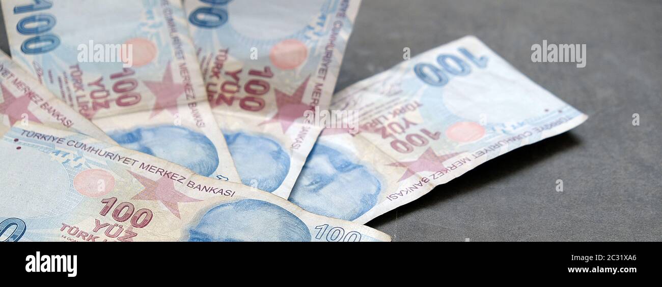 100 lira turca, in piedi su terra nera Foto Stock