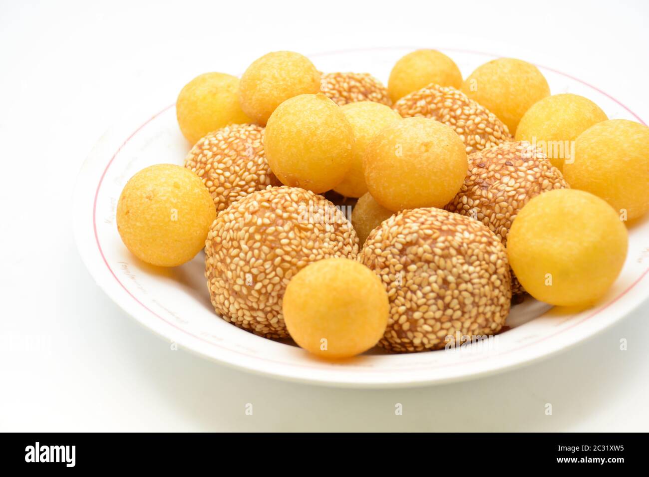Palla di sesamo fritta con pasta di zucca Foto Stock