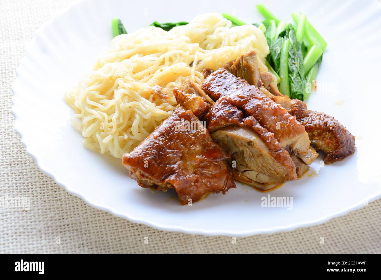 Anatra arrosto con noodle all'uovo Foto Stock