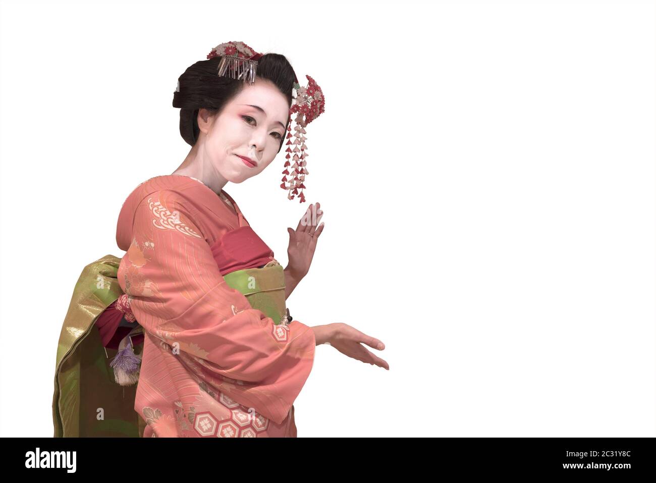 Clipping ragazza giapponese geisha maiko in rosso kimono coifed capelli coca con motivi di rosso e bianco Foto Stock