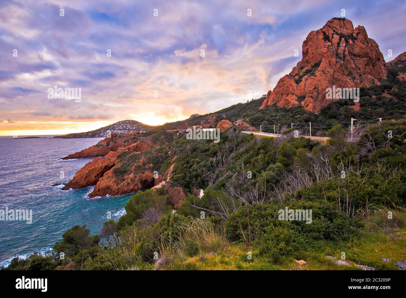 Le Trayas. Franch riviera paesaggistica costa vista al tramonto, mare Mediterraneo vicino a Cannes, Cote d'Azur, Provenza, Alpi Marittime dipartimento di Francia Foto Stock