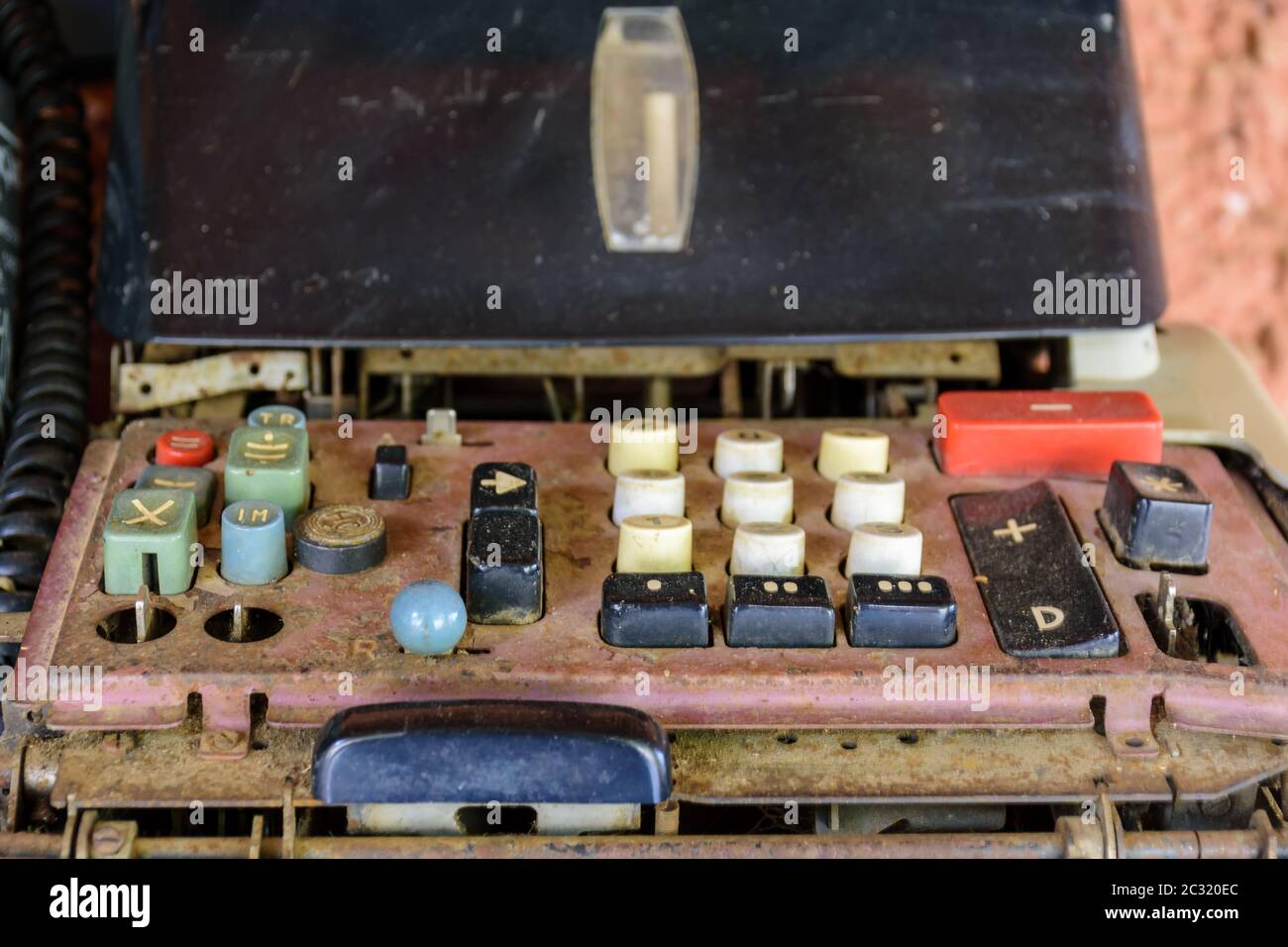 Macchina di calcolo meccanica vecchia, sporca e danneggiata Foto Stock