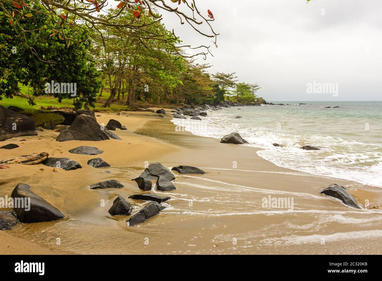 Spiaggia durante la pioggia sull'isola di Ilhabela Foto Stock