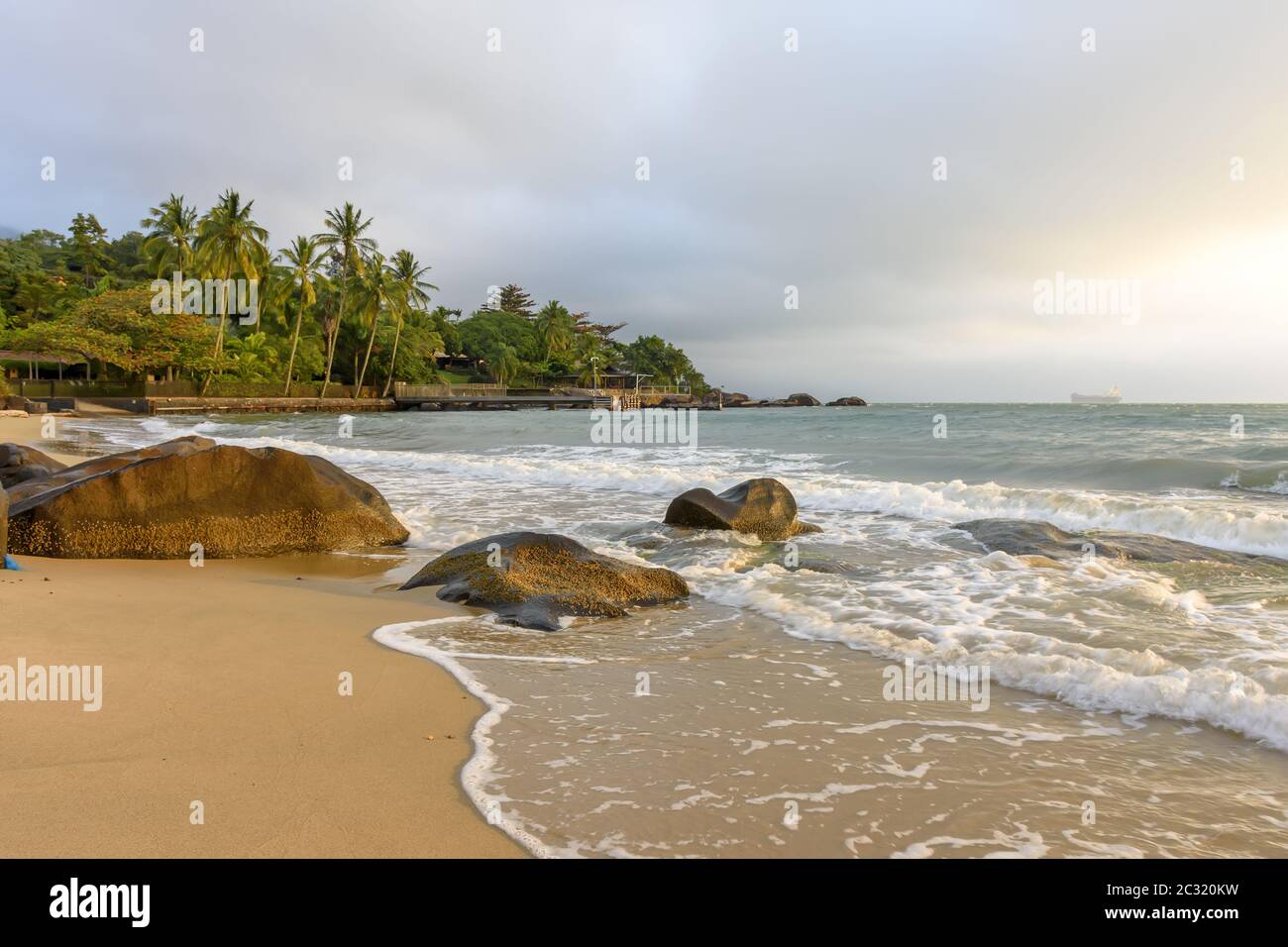 Vista deserta sulla spiaggia sull'isola di Ilhabela sulla costa di San Paolo Foto Stock