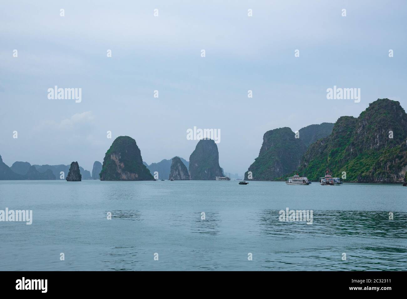 Vista sulla baia di ha LONG - un magnifico patrimonio dell'umanità dell'UNESCO e una delle nuove sette meraviglie naturali del mondo. Vietnam. Foto Stock