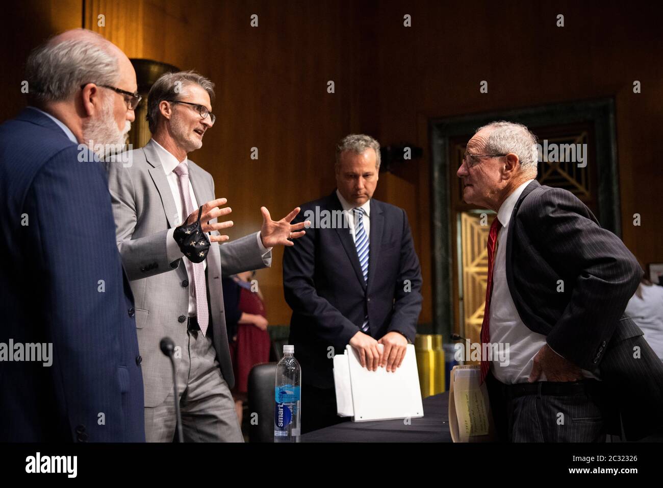 Il senatore degli Stati Uniti Jim Risch (repubblicano dell'Idaho), presidente, Comitato per le relazioni esterne del Senato degli Stati Uniti, destra, parla con, da sinistra, Garrett Grigsby, direttore dell'Ufficio degli affari globali dell'HHS, Chris Milligan, consigliere dell'Agenzia americana per lo sviluppo internazionale, E James L. Richardson, direttore del Dipartimento di Stato per l'assistenza estera, al termine di un'audizione del Comitato per le relazioni esterne del Senato su "U.S. Preparazione internazionale alla pandemia" nella capitale di Washington giovedì 18 giugno 2020. Credit: Caroline Brehman/Pool via CNP /MediaPunch Foto Stock