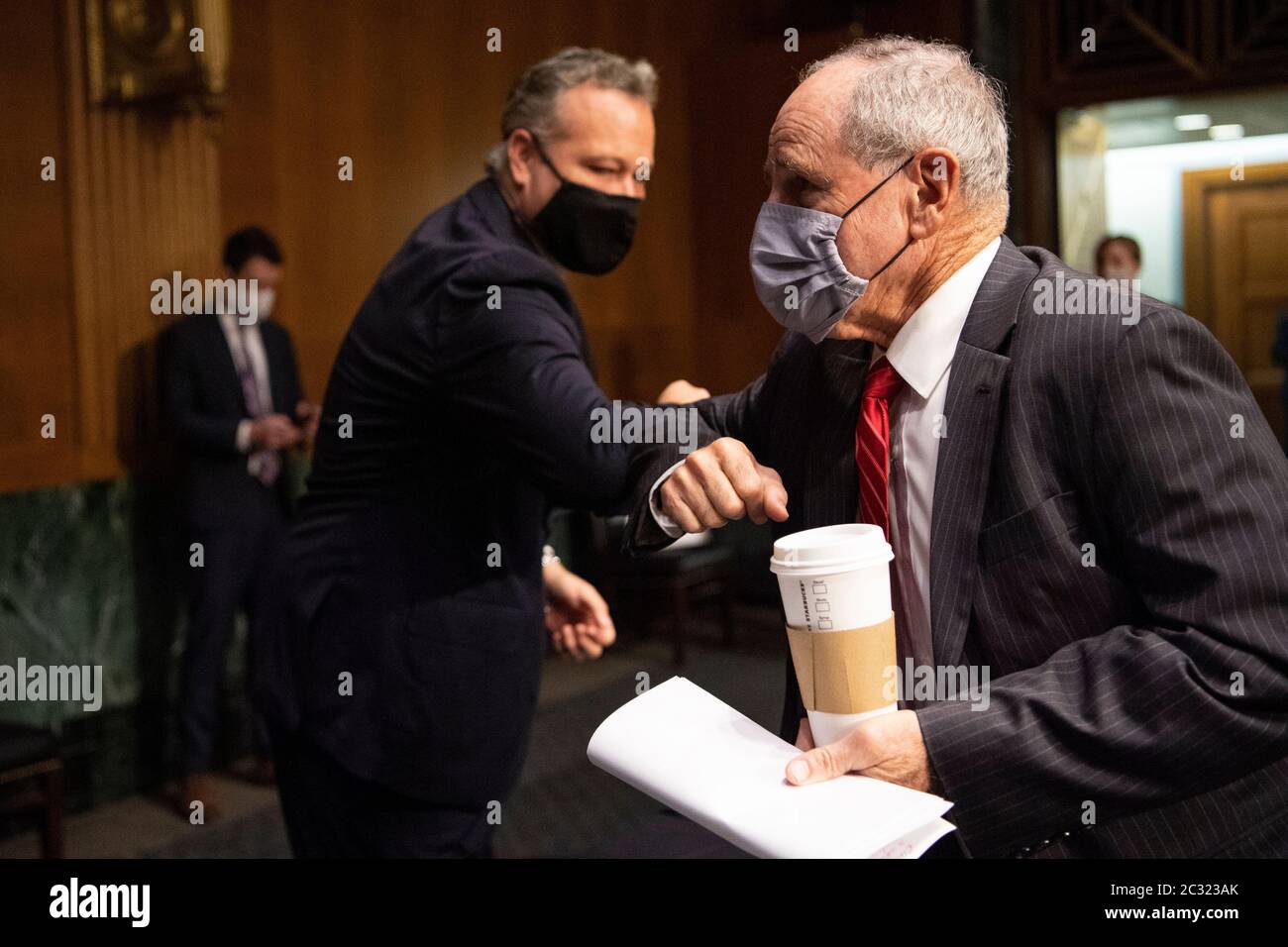 Il senatore degli Stati Uniti Jim Risch (repubblicano dell'Idaho), presidente, Comitato per le relazioni esterne del Senato degli Stati Uniti, destra, ha un gomito contro James L. Richardson, direttore del Dipartimento di Stato dell'Ufficio per l'assistenza estera, prima dell'inizio di un'audizione del Comitato per le relazioni esterne del Senato su "U.S. Preparazione internazionale alla pandemia" nella capitale di Washington giovedì 18 giugno 2020. Credit: Caroline Brehman/Pool via CNP /MediaPunch Foto Stock