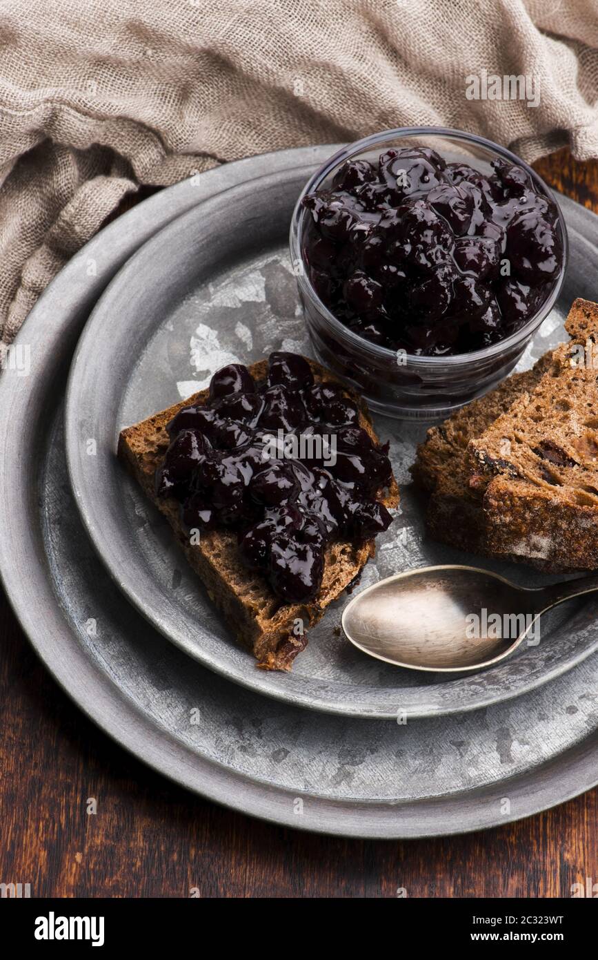 Pane con marmellata di mirtilli sul piatto Foto Stock