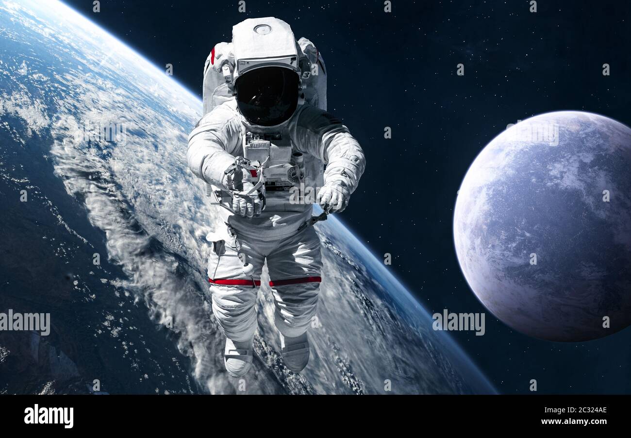 Astronauta sullo sfondo di pianeti di spazio profondo Foto Stock